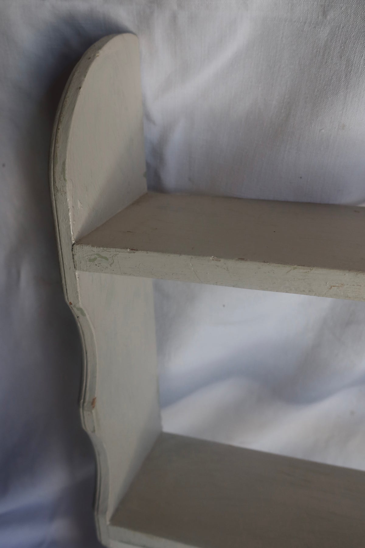 Small painted shelf unit
